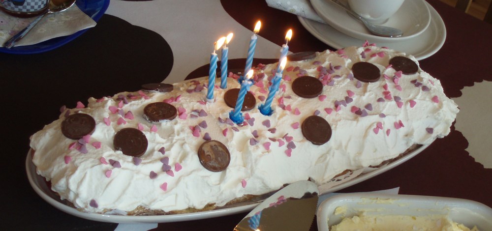 6-vuotiaan syntymäpäiväkakussa on 6 kynttilää 6 ikävuoden merkiksi.